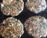 Foto del paso 3 de la receta: Hamburguesas de pollo y hojas de remolacha!!