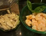Foto del passaggio 3 della ricetta Fettuccelle al sapore d'estate🌱🦐🏵🥜🏖