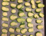 รูปขั้นตอนการทำที่ 1 ของ กะหล่ำดาวอบชีสroasted brussel sprouts
