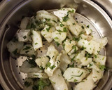 Foto del paso 1 de la receta: Ensalada de migas de bacalao al vapor