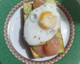 Foto del passaggio 4 della ricetta Crostone con Crema di Avocado, Salmone Affumicato e Uova al Tegamino
