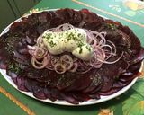 Une image de l'étape 7 de Carpaccio de betteraves à l'oignon rouge, mozzarella et persil (sauce balsamique blanc).