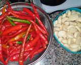 A picture of step 2 of Chilli garlic oil.
