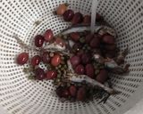 Foto del passaggio 1 della ricetta Spaghetti al pomodoro con #alici #capperi ed #olive