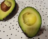 Foto del paso 1 de la receta: Aguacate con queso viejo tostado y espinacas