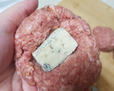 Foto del paso 3 de la receta: Hamburguesa rellena de queso azul