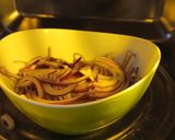 Foto del paso 4 de la receta: Carpaccio de Tomate Pera y Corazones de Romana con Cebolla Dulce de Fuentes y Vinagreta de Moscatel