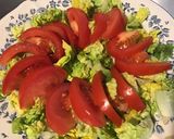 Une image de l'étape 2 de Salade de sucrine tomates maquereau carotte et piment vert.