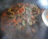 Une image de l'étape 4 de Boulettes de viande laquées façon asiatique et légumes divers.