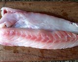 Foto del paso 1 de la receta: Corvina blanca con acelga blanqueada