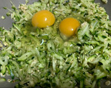 Foto del paso 2 de la receta: Tortitas de calabacín rellenas de mozarella