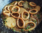 Foto del paso 8 de la receta: Cazuela de anillas de calamar estofadas con patata y guisantes