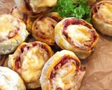 Baconos, sajtos pizzatekercs recept fázis 5 fotója