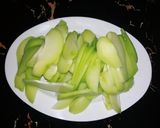 Hình bước làm 1 của món Su su xào cần tây, cà rốt