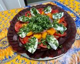 Une image de l'étape 14 de Salade de betteraves rouges aux deux tomates, oignon rouge et mozzarella.