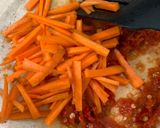 Foto langkah ke 3 dari resep Oseng Wortel Jamur Pedas.