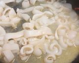 A picture of step 2 of Gamberi e calamari piccante spicy prawns and squid.