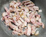 Foto del paso 1 de la receta: 🥓🧀🍄‍🟫 Polenta con panceta, champiñones y verdeo a la crema gratinada 🍄‍🟫🧀🥓
