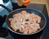 Foto del paso 2 de la receta: Pechuga de pollo salteada con puré de patata