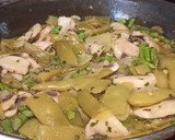 Foto del paso 2 de la receta: Salteado de espárragos, champiñones y judías verdes
