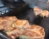 Foto del paso 2 de la receta: Empanadas fritas de bondiola desmenuzada