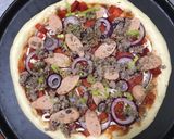 Hình bước làm 3 của món Pizza bò băm, xúc xích