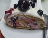 Foto del paso 5 de la receta: Arrollado Con Crema De Queso Y Frutos Rojos / Postre Tronco Navideño De Verano