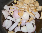 Foto del paso 2 de la receta: Salchichas en crema de cebolla y ajo
