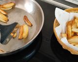 Foto del paso 2 de la receta: Filetes de merluza con patatas fritas