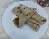 A picture of step 3 of Roti chicken garlic sauce rolls.
