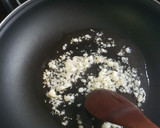 Foto del paso 3 de la receta: Tortilla De Espinacas con Queso Rallado