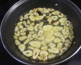 Foto del paso 2 de la receta: Gulas al ajillo acompañadas de atún en vinagre
