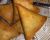 A picture of step 5 of Chicken Qeema samosa.