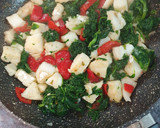 Foto del paso 2 de la receta: Revuelto de bacalao con gambas y espinacas