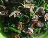 Foto langkah ke 4 dari resep Kangkung Tumis Kerang.