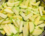 Hình bước làm 3 của món Canh nghêu bí xanh Hàn Quốc