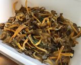 Une image de l'étape 4 de Poêlée de chanterelles à l oignon de roscoff et romarin frais.