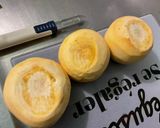Une image de l'étape 1 de Navets boule d'or aux saucisses allemandes, bouillon de champignons et olives.