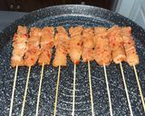 Foto langkah ke 2 dari resep Sate ayam bumbu merah.