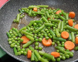 Foto del paso 3 de la receta: Salteado de verduras y chuletas de Sajonia con salsa de soja y toque picante