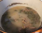 Une image de l'étape 4 de Bouillon de bœuf aux herbes fraîches.