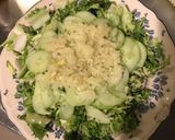 Une image de l'étape 4 de Salade composée « verte &blanche » frisée courgette concombre fenouil.