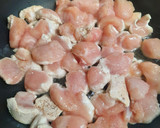 Foto del paso 1 de la receta: Pechuga de pollo con tomate 🍅