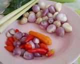 Foto langkah ke 1 dari resep Ayam Bumbu Masak Kuning.
