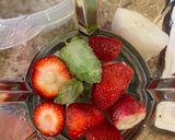 Foto del paso 1 de la receta: Agua de fresa 🍓 con hierbabuena 🍃