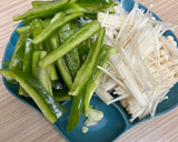青椒金針菇炒雞絲的食譜步驟2照片
