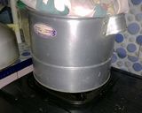 Foto langkah ke 6 dari resep Steamed Chocolate Cake.