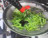 Foto langkah ke 2 dari resep Cah Kangkung Bakso Lada Hitam.