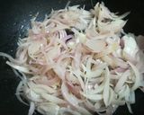 A picture of step 1 of Dahi pyaza.
