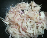 A picture of step 1 of Dahi pyaza.